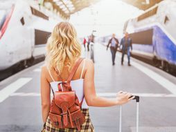 devojka voz putovanje stanica turizam