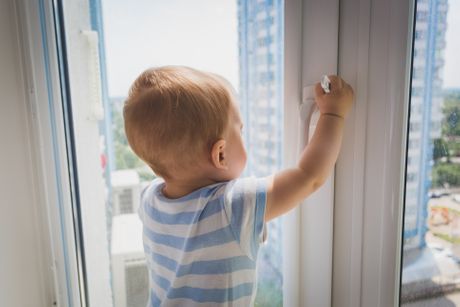 Dete otvara prozor dečak beba