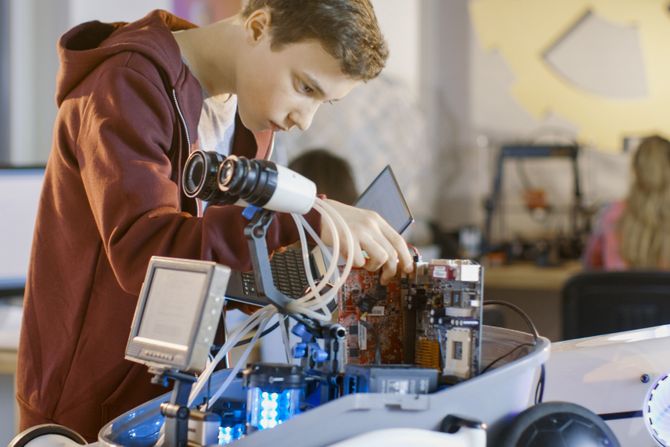 Dečak, elektronika, robot Dečak, elektronika, robot