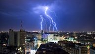 Munje sablasno paraju nebo nad Pančevom: Nevreme samo što nije, u Beogradu se već sručilo