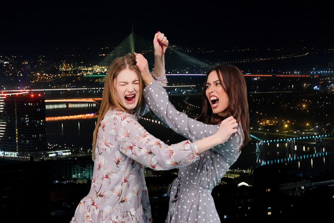 Beograd tuča devojaka žene se biju Beograd tuča devojaka žene se biju