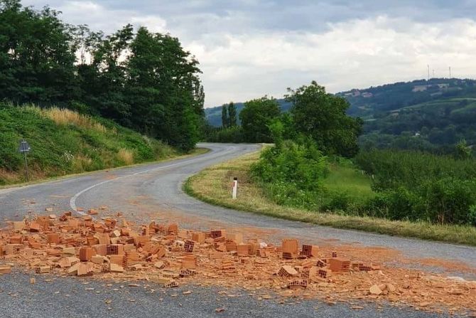 Magistralni put Topola Kragujevac , Gornja Trnava vozač kamiona rasuti blokovi