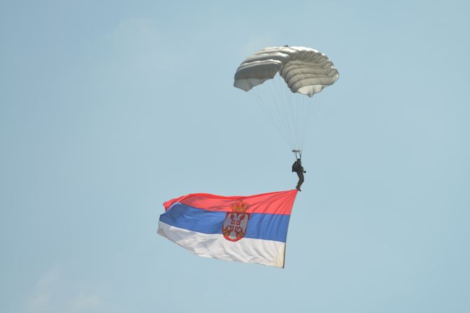 Kruševac aerodrom  Rosulje  zastava Srbije padobranac