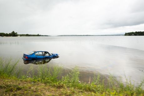 Automobil uleteo u jezero