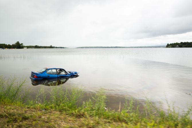 Automobil uleteo u jezero Automobil uleteo u jezero