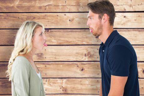 Par momak i devojka se svađaju detinjasto ponašaju Par momak i devojka se svađaju detinjasto ponašaju