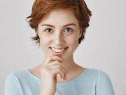 pege, pegice, devojka sa pegicama, riđokosa