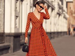 Devojka, žena, haljina, haljina na tufne, naočare, crna torba, torbica, vesela devojka