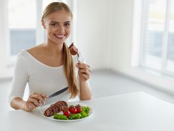 devojka jede, meso, povrće, zdrava hrana, zdrava ishrana