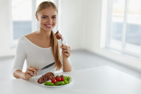 devojka jede, meso, povrće, zdrava hrana, zdrava ishrana