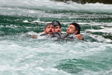 Adnan Rapid Kurtagić,  skiper i član “UNA RC” Kiro Rafting,   koji na ovim slikama spašava svjetske kaskadere reka Una