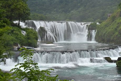 Adnan Rapid Kurtagić, skiper i član “UNA RC” Kiro Rafting, koji na ovim slikama spašava svjetske kaskadere reka Una Adnan Rapid Kurtagić, skiper i član “UNA RC” Kiro Rafting, koji na ovim slikama spašava svjetske kaskadere reka Una