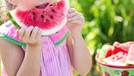 Mama upozorava zbog čega ne treba davati deci komade lubenice: Ako ih jedu ovako, rizik od gušenja je veliki