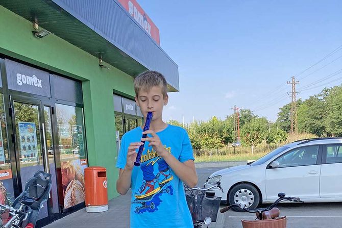 Luka Kresojević, Zrenjanin u naselju Gradnulica, svira frulu frulas Luka Kresojević, Zrenjanin u naselju Gradnulica, svira frulu frulas