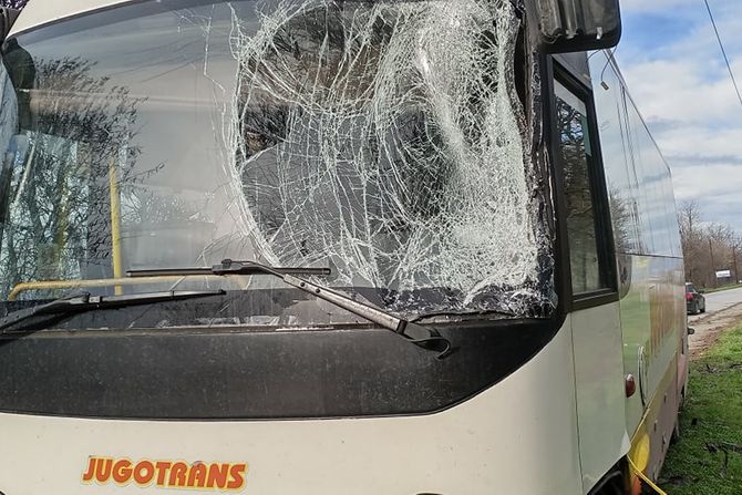 Deca ukrala autobus i zakucala se njime u banderu