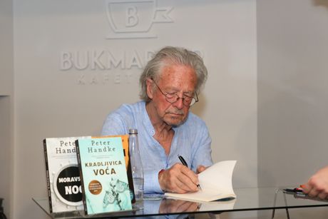 Nobelovac Peter Handke sa čitaocima u knjižari Delfi SKC