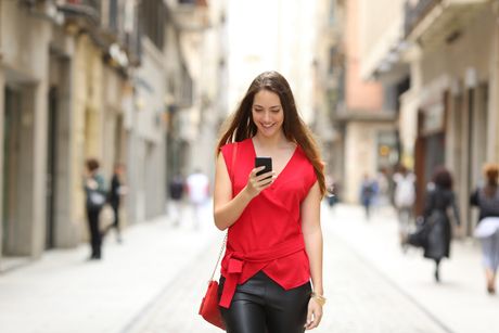 Devojka telefon ulica moda crvena bluza