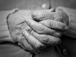 Ruke starija žena