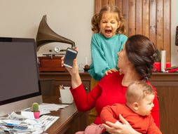 majka, dvoje dece, plače, plač, porodica