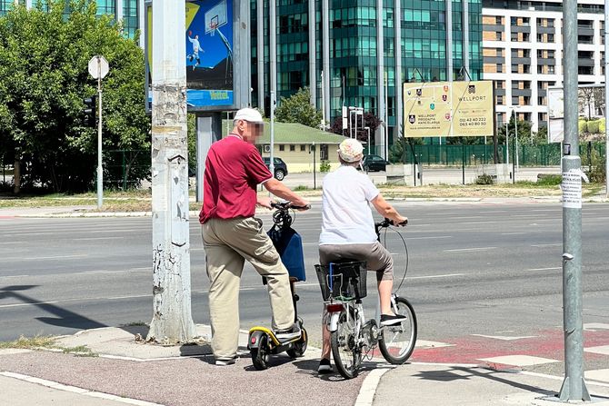 Deda vozi električni trotinet Deda vozi električni trotinet