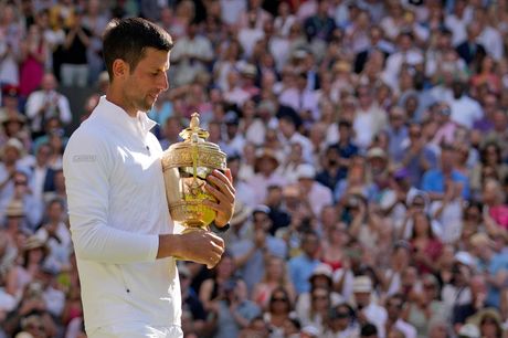 Novak Đoković sa peharom Vimbldona Novak Đoković sa peharom Vimbldona