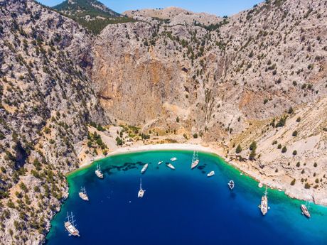 nanou plaža, simi, grčka