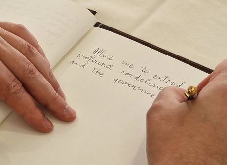 Vučić Šinzo Abe knjiga žalosti Vučić Šinzo Abe knjiga žalosti