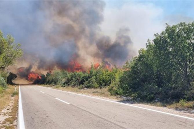 Šibenik pozar kod Vodica i Zatona vatrogasci