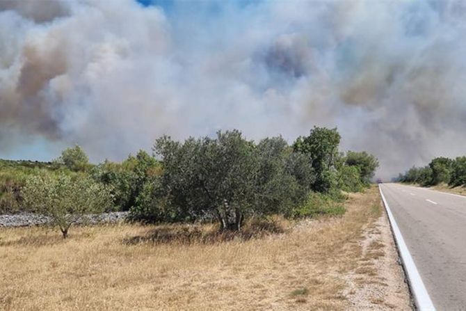 Šibenik pozar kod Vodica i Zatona vatrogasci