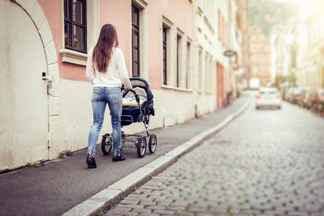 Žena gura kolica Žena gura kolica