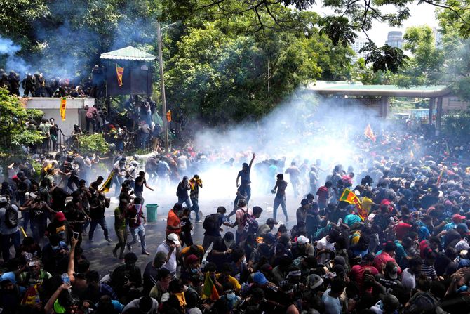 Šri Lanka, premijer upad kabinet, vanredno stanje, protesti