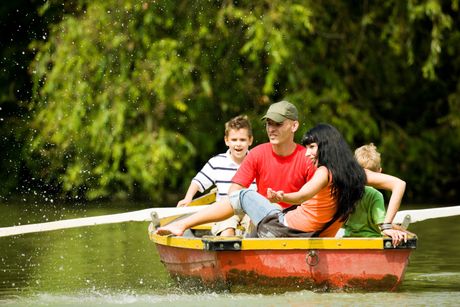 Porodica putuje čamcem čamac