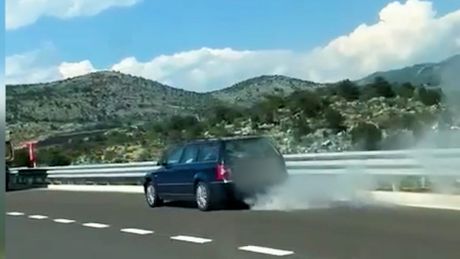 Zapalio se auto, crnogorski autoput
