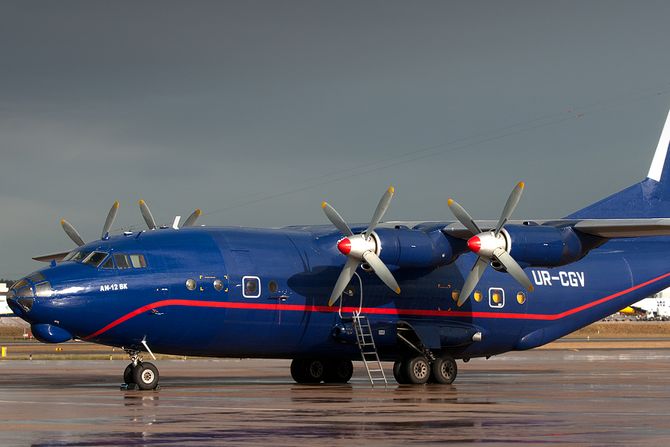 OVA FOTOGRAFIJA NE SME DA SE OBRAĐUJE NEGO MOŽE SAMO OVAKO CELA Avion Antonov An-12BK