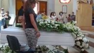 Beli kovčeg, pored njega neutešni roditelji: Sahranjen dečak koji je umro u Egiptu, čekaju se nalazi obdukcije