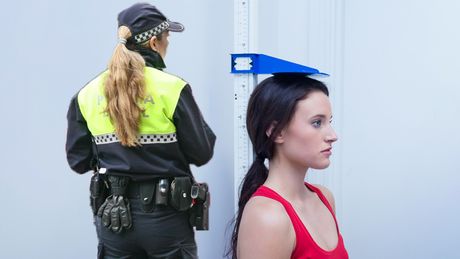 Španija policija žene žena merenje visine