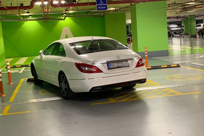 Beo Tržni cenar Zauzeo 2 parking mesta za  invalide Beo Tržni cenar Zauzeo 2 parking mesta za  invalide