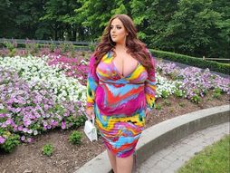 Olivia plus sajz influenserka