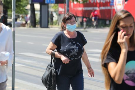 Ljudi nose maske na ulici