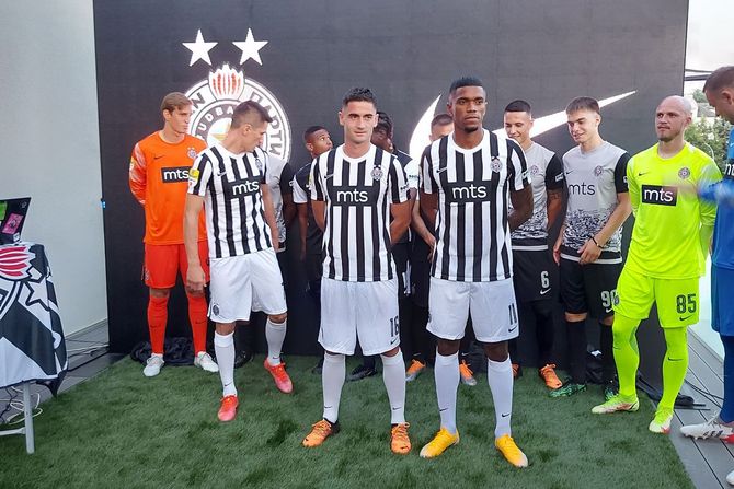 FK Partizan, dresovi