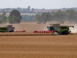 Nemačka, poljoprivreda, zermljoradnja, traktori, kombajni, žetva, seno bale sena