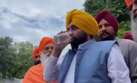 Ministar pije vodu, Indija