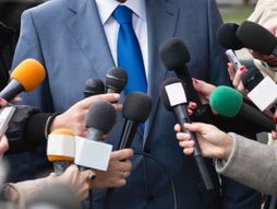 Konferencija novinari mikrofoni