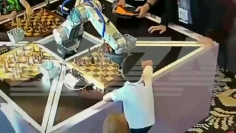 Robot slomio prst dečaku tokom šahovskog meča