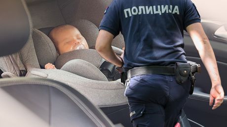 Beba u autu vrućina, policija