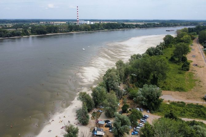 Pešćani sprudovi na Dunavu,  Petrovaradin pored plaže plaža Oficirac