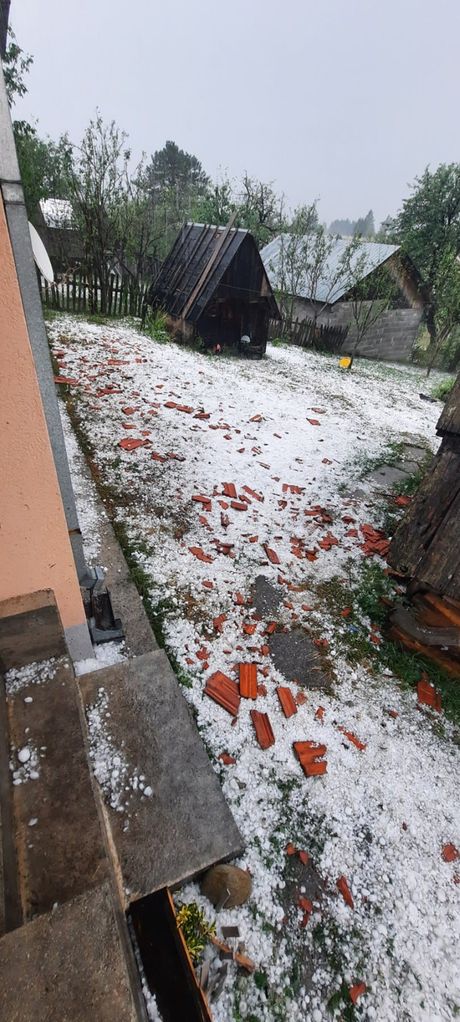 Prijepolje - Nevreme praćeno velikim gradom pogodilo je prijepoljsko selo Donje Babine i