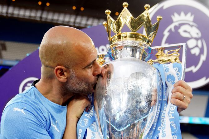 Pep Guardiola Pep Gvardiola trofej Premijer lige Pep Guardiola Pep Gvardiola trofej Premijer lige