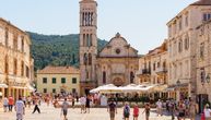 Pijani turisti prave haos na Jadranu: Izmetom uništili centar, pa se maltene goli sunčaju na Rivi