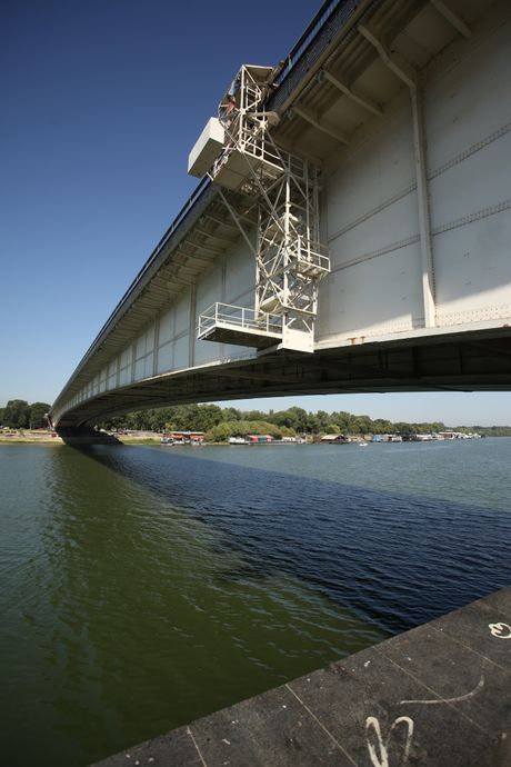 Pokusaj samoubistva, Brankov most